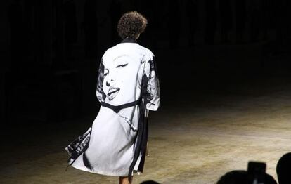 ¿Una bata con la cara de Marilyn estampada? Sí, se puede, dice Dries Van Noten.