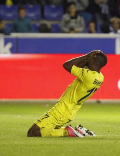 Bakambu se lamenta tras una oportunidad marrada contra el Alavés.