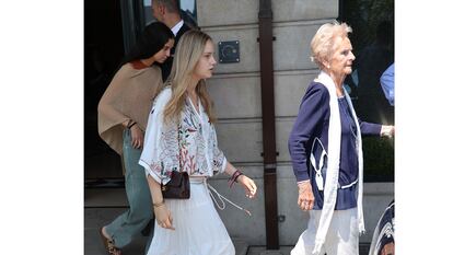 Victoria Federica, Irene Urdangarin y su abuela paterna, Claire Liebaert Courtois, saliendo del hotel el día de la graduación en Ginebra de la hija de la infanta Cristina, el 16 de junio de 2023.