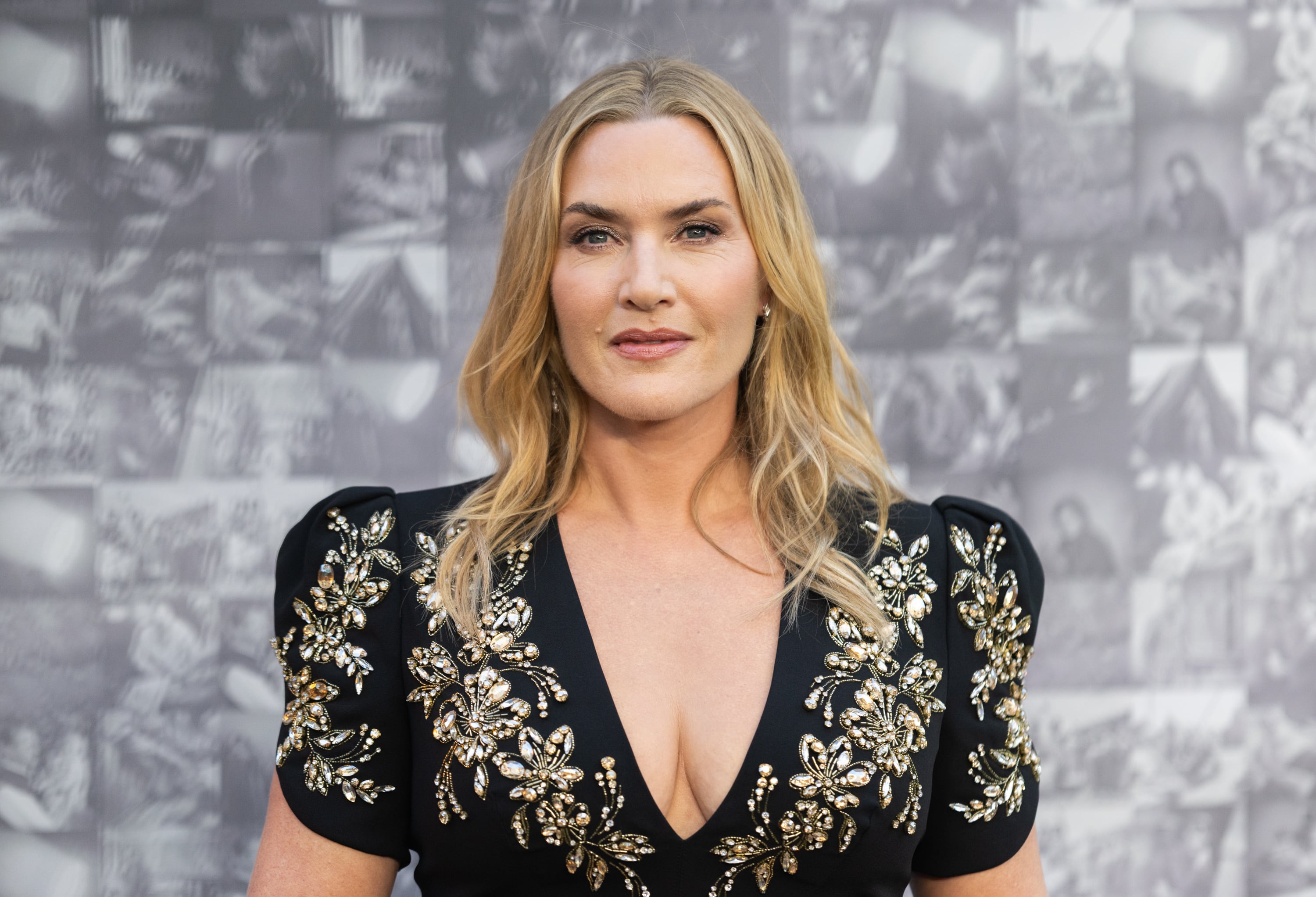 Kate Winslet reaparece deslumbrante: escote pico y rostro relajado 