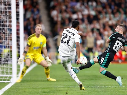 Rodrygo dispara en el partido Real Madrid-Celtic.