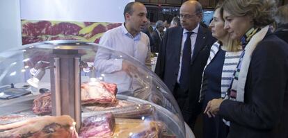 La ministra de Agricultura, Isabel García Tejerina, y la presidenta del Congreso de los Diputados, Ana Pastor, en la inauguración de Meat Attraction.