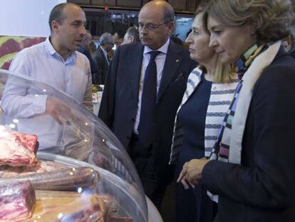 La ministra de Agricultura, Isabel García Tejerina, y la presidenta del Congreso de los Diputados, Ana Pastor, en la inauguración de Meat Attraction.