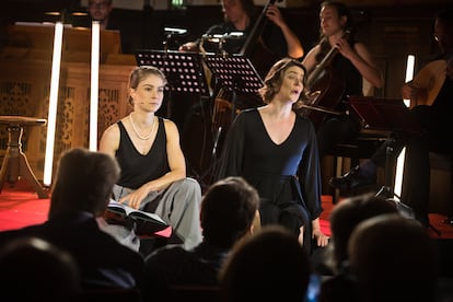 Lea Ruckpaul (Margarita) and soprano Viola Blache, her musical double.