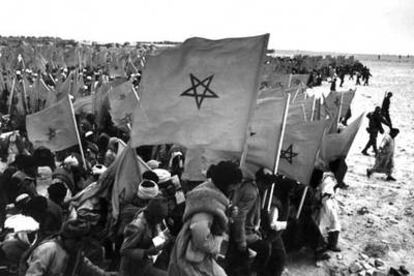 Imagen de la Marcha Verde  a lo largo del desierto del Sáhara, el 7 de noviembre de 1975.