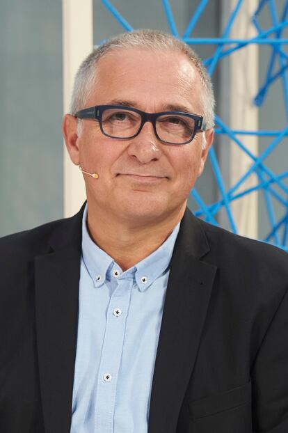 La estrategia de Antena 3 con el espacio de Pradera fue inusualmente gamberra para su cadena y su momento y recuerda, salvando las distancias, a la de 'La revuelta' con 'El hormiguero': en vez de hacer como que el rival no existe, no hacían más que nombrarlo, animados por el carácter mamporrero del presentador. Tras algunos titulares en prensa que dejaban claro el tono ("Sardá es un coñazo conformista"), Pradera se estrelló en su primer día. Pero lo siguió intentando: en su movimiento más recordado envió a un redactor de su programa con una cámara oculta a participar en 'Crónicas Marcianas' como público. El silencio entre programas de la competencia caía, pero eso no evitó que cayese también su audiencia. El programa no llegó a los dos meses. A Antena 3 le quedaban años para encontrar un plan que funcionase. Pradera, por las entrevistas que dio después, no guarda un gran recuerdo de todo aquello.