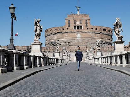 Uma mulher junto ao Castillo de San Angelo em Roma.