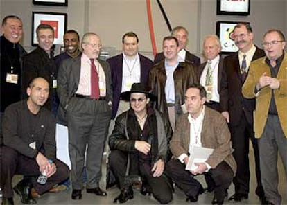 En la foto, de izqda a dcha, de pie, Matsuhisa, Arola, Samuelsson, Senderens, Albelaitz, Berasategui, This, Roux, Subijana, Arzak; agachados, en el mismo orden, Elízegi, Veyrat y Adriá.