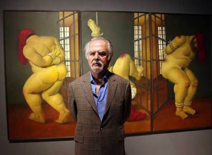 Fernando Botero, ayer, en el IVAM, delante de una de las obras de la serie <i>Abu Ghraib.</i>