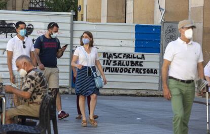 Pintadas negacionistas de la covid contra el uso de mascarillas, en la parte vieja de San Sebastián (Guipuzkoa).