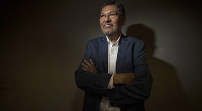 El escritor Élmer Mendoza en la pasada Feria del Libro de Guadalajara.