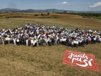 Junts pel s&iacute; han conformado este jueves el mapa de Catalu&ntilde;a en el Paratge natural de Gallecs, durante un acto de campa&ntilde;a.