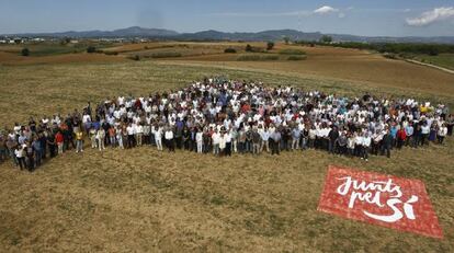 Junts pel s&iacute; han conformado este jueves el mapa de Catalu&ntilde;a en el Paratge natural de Gallecs, durante un acto de campa&ntilde;a.