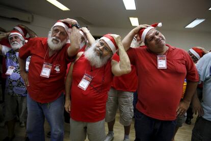 Estudiantes de la 'Escuela de Papá Noel de Brasil' durante los ejercicios de estiramiento. En el centro los cursos son gratuitos, pero si son contratados deben pagar un porcentaje de sus ganancias.