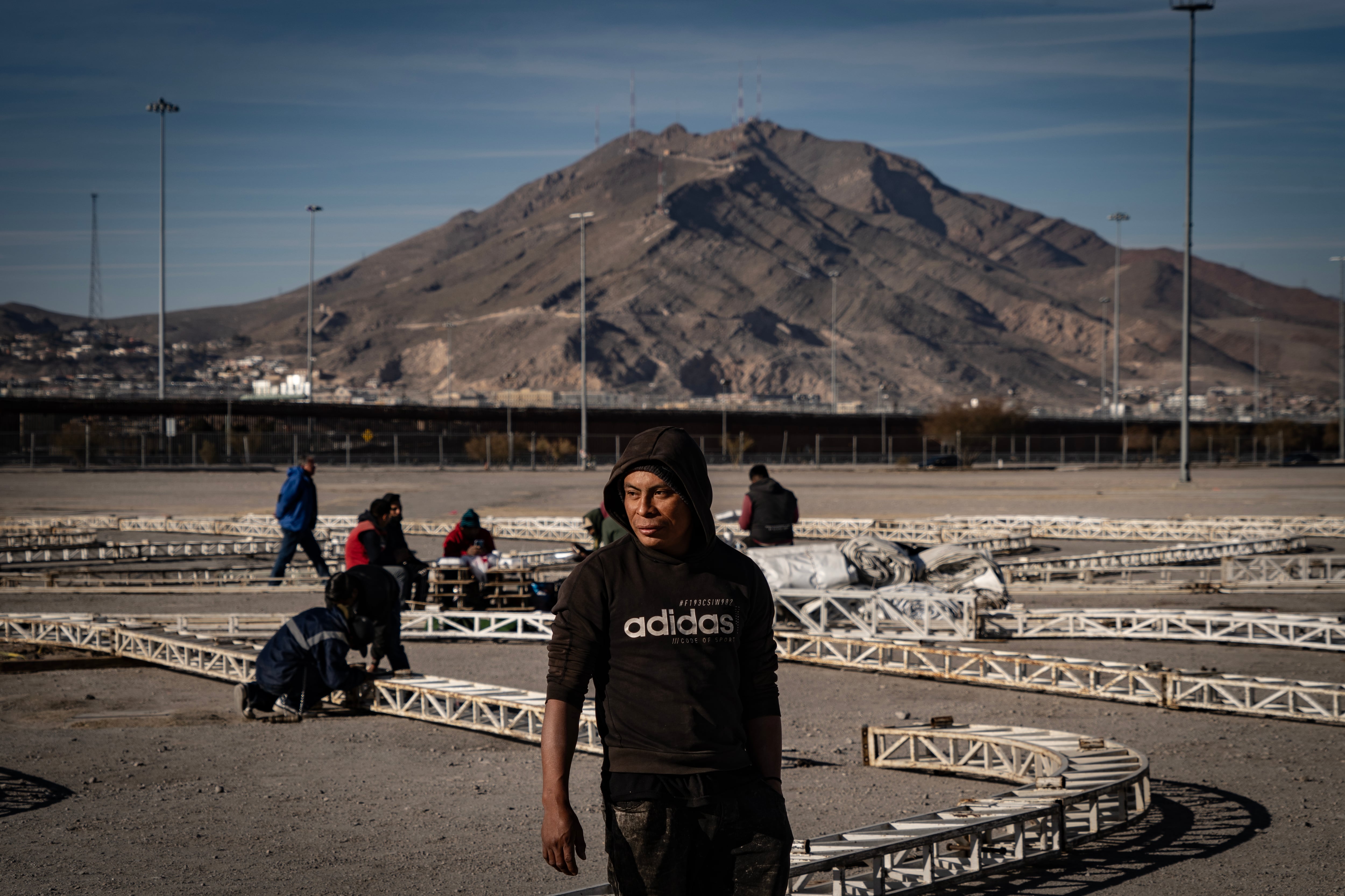 Construcción de carpas destinadas a la atención de migrantes deportados, en Ciudad Juárez, el 22 de enero de 2025.