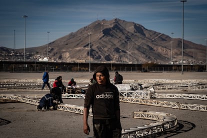 Construcción de carpas destinadas a la atención de migrantes deportados, en Ciudad Juárez, el 22 de enero de 2025.