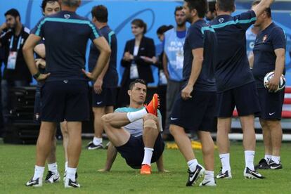 Cristiano Ronaldo, rodeado de sus compañeros durante un entrenamiento con Portugal