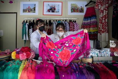 Dependientas en el mercadillo de moda flamenca en la plaza Nueva de Sevilla.