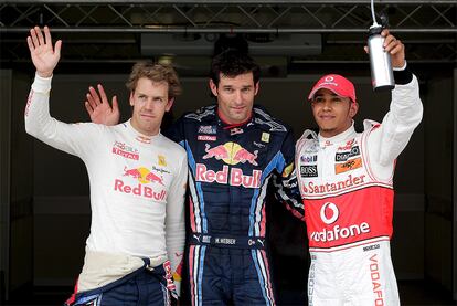 Mark Webber, en el centro, saluda a la afición escoltado por Hamilton, segundo, y su compañero Sebastian Vettel, tercero