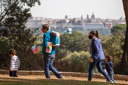 Una familia pasea por la Casa de Campo en Madrid.