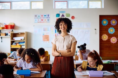 Una profesora de Primaria posa en su clase, rodeada de sus alumnos.