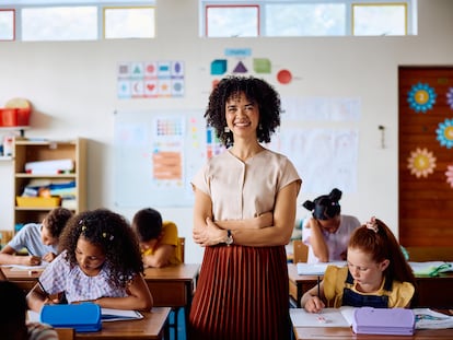 Una profesora de Primaria posa en su clase, rodeada de sus alumnos.