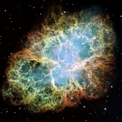 Mosaico de imágenes de la nebulosa del Cangrejo, los remanentes de una supernova que explotó en 1054 y que fue registrada por astrónomos chinos y japoneses. La imagen es la suma de 24 exposiciones tomadas con la cámara WFPC-2 del telescopio espacial `Hubble´en octubre de 1999, enero de 2000 y diciembre del mismo año, restos de una explosión de supernova)