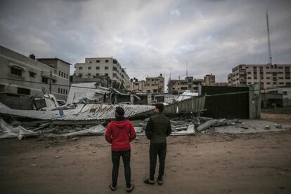 Dos palestinos observan los destrozos causados en una instalación de la organización terrorista Hamás en la Franja de Gaza después de ser objetivo de uno de los más de cien bombardeos que el Ejército israelí llevó a cabo en respuesta a los dos cohetes lanzados desde la franja hacia Tel Aviv, que activaron las alarmas antiaéreas de la ciudad y no causaron daños. 