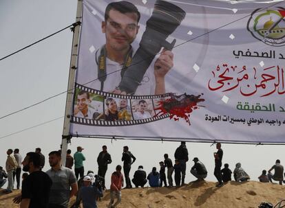 Manifestantes palestinos ante una pancarta de Yasir Murtaya en Jan Yunes, al sur de Gaza. 