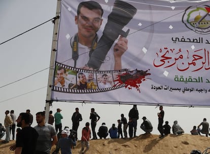 Manifestantes palestinos ante una pancarta de Yasir Murtaya en Jan Yunes, al sur de Gaza.