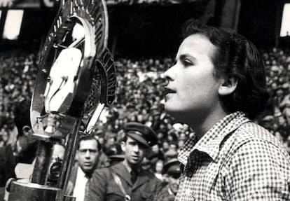 Teresa Pàmies en un mitin en la plaza de toros Monumental de Barcelona, en marzo de 1937.