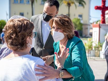 La secretaria general del PSOE-A, Susana Díaz, conversa con vecinos de Lebrija (Sevilla) este viernes.