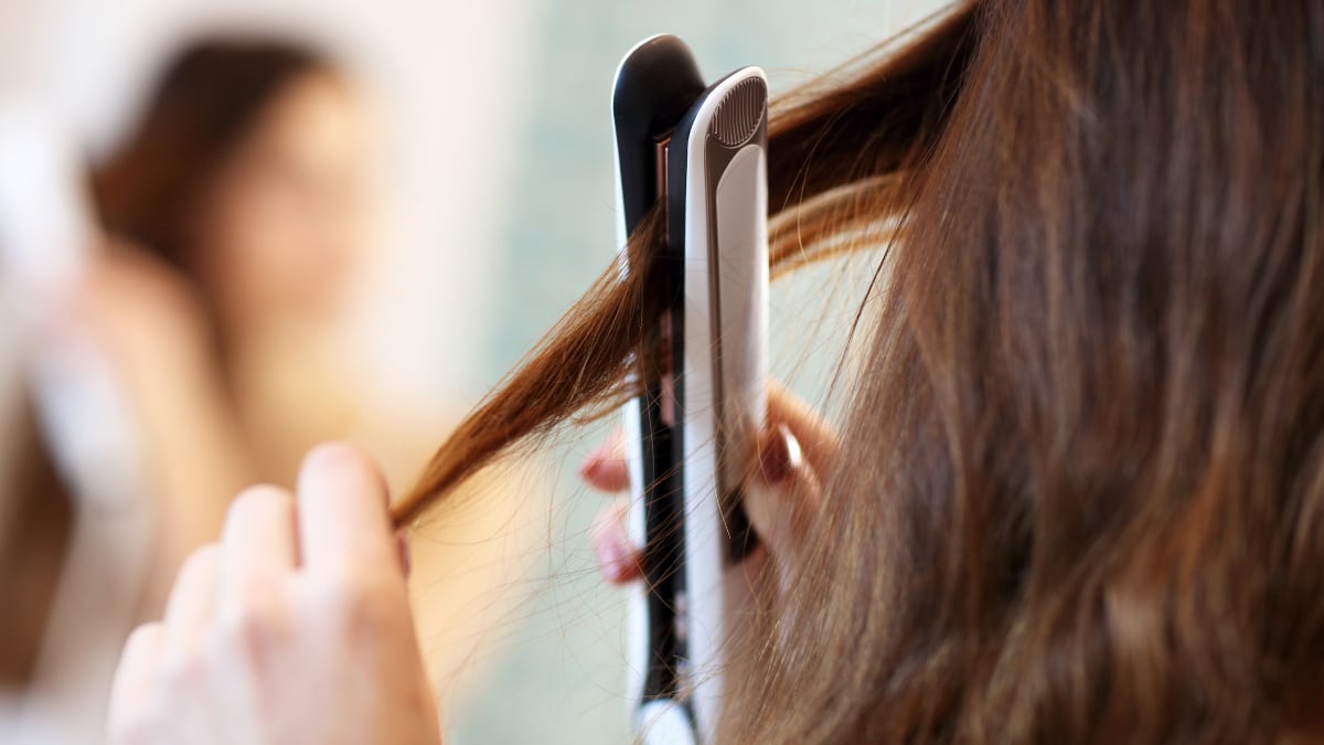 Esta plancha de pelo inalámbrica y mini es perfecta para llevar siempre en el bolso