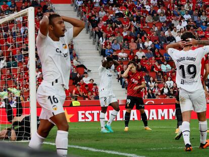 Samu Lino, Thierry Correia y Hugo Duro después de fallar una ocasión durante el partido de la Liga entre el Valencia y el Mallorca, en Son Moix este jueves.