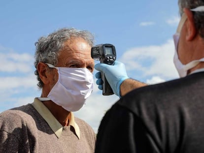 Toma de temperatura a un recolector de nectarinas en un campo en Carlet, Valencia. 