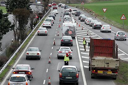 Los miñones vigilan el atasco de ayer en la N-1 en la salida de la autopista Burgos-Armiñón, uno de los puntos conflictivos en las carreteras vascas.