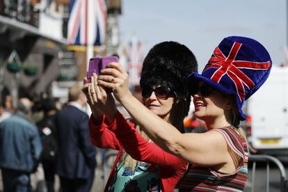 Visitantes se sacan un selfie frente al castillo de Windsor. 