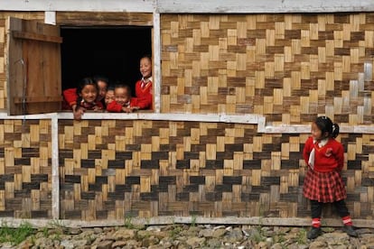Unos escolares descansan entre clases en una escuela del norte de India.