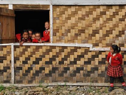 Unos escolares descansan entre clases en una escuela del norte de India.