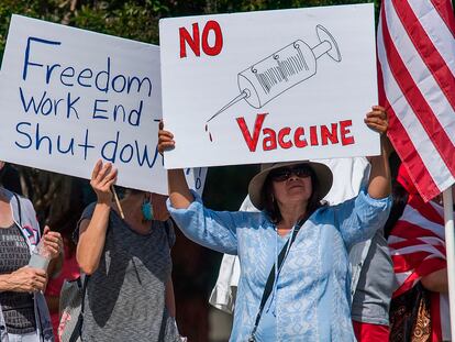 Un grupo de californianos se manifiestan contra las medidas de confinamiento con una pancarta contra las vacunas.