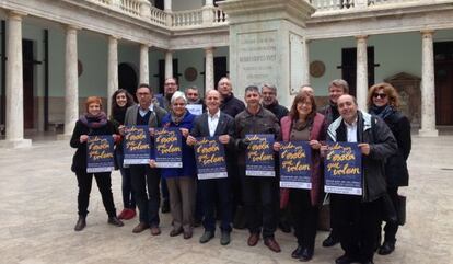 La Junta directiva de la plataforma Escola Valenciana, junto al Aula Magna de la Universitat de Val&egrave;ncia.