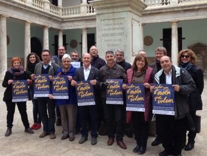 La Junta directiva de la plataforma Escola Valenciana, junto al Aula Magna de la Universitat de Val&egrave;ncia.