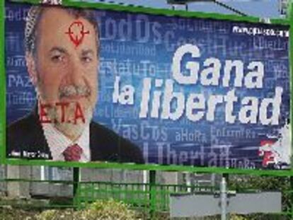 Un cartel electoral del PP en Bilbao con una pintada de ETA.
