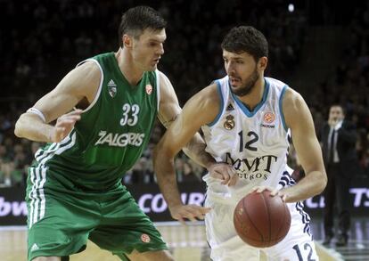 Lavrinovic trata de frenar a Mirotic en un partido de la Euroliga.