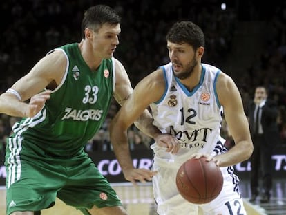 Lavrinovic trata de frenar a Mirotic en un partido de la Euroliga.