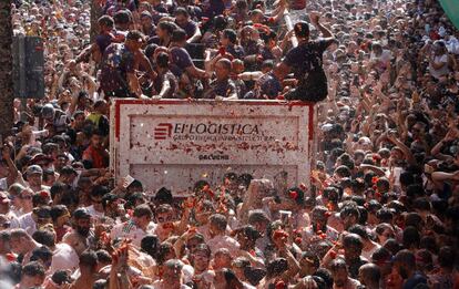 Una multitud participa en la fiesta de la Tomatina.