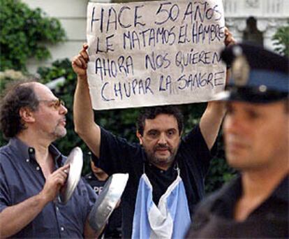 Manifestación de argentinos con carteles y cacerolas frente a la Embajada de España en Buenos Aires.
