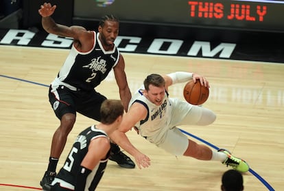 Doncic y Leonard. en Mavericks vs Clippers de los playoffs de la NBA