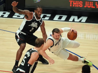 Doncic resbala en una acción ante Leonard durante el séptimo duelo entre Clippers y Dallas.