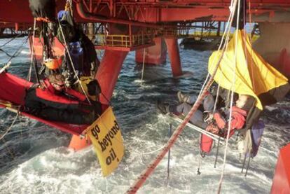 Los ecologistas de Greenpeace, colgados de la plataforma de la compañía Cairn Energy, en Groenlandia, antes de ser detenidos.